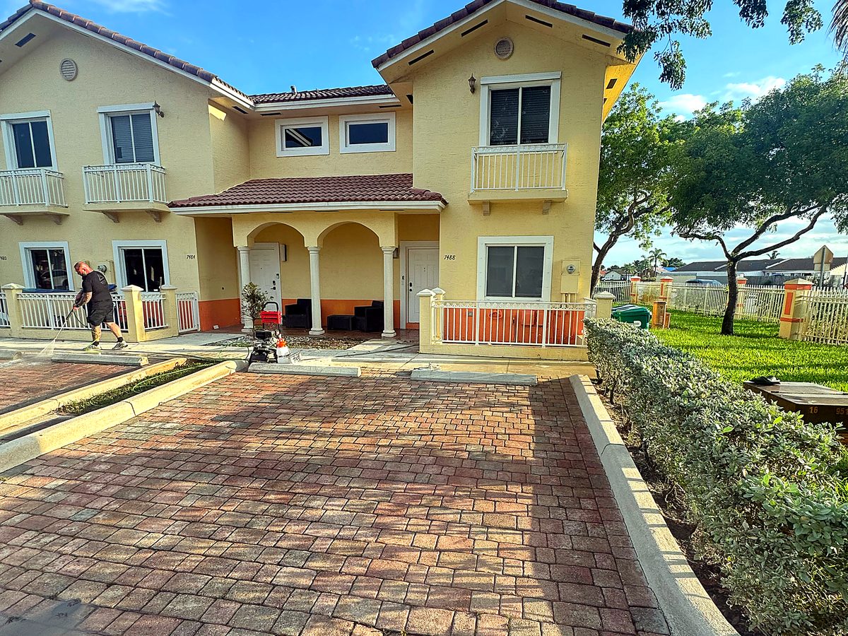 Entrada de adoquines recién lavada en Miami